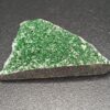 Ruwe Uvaroviet mineraal met groene kristallen