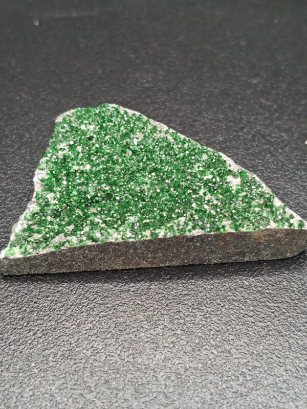 Ruwe Uvaroviet mineraal met groene kristallen