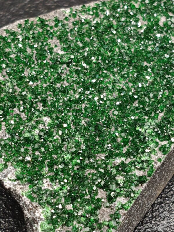 Close-up van Uvaroviet kristallen met groene glans