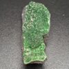 Ruwe Uvaroviet mineraal met groene kristallen