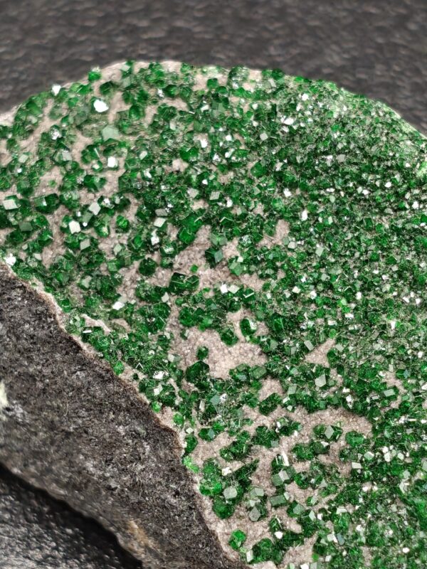 Close-up van Uvaroviet kristallen met groene glans
