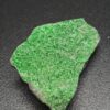 Ruwe Uvaroviet mineraal met groene kristallen