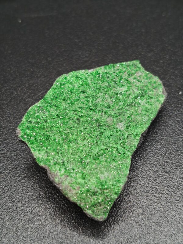 Ruwe Uvaroviet mineraal met groene kristallen