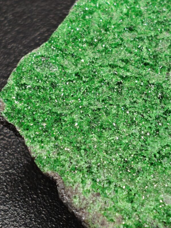 Close-up van Uvaroviet kristallen met groene glans