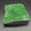 Ruwe Uvaroviet mineraal met groene kristallen