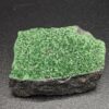 Ruwe Uvaroviet mineraal met groene kristallen