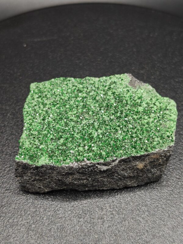 Ruwe Uvaroviet mineraal met groene kristallen