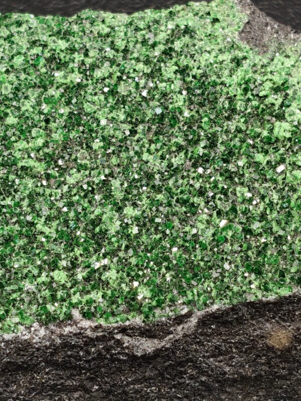 Close-up van Uvaroviet kristallen met groene glans
