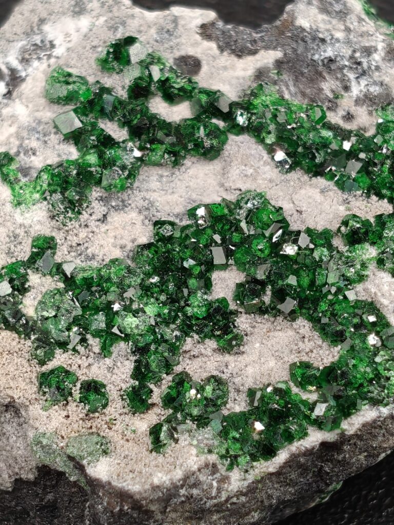 Close-up van Uvaroviet kristallen met groene glans